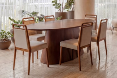 Cadeira Liz Estofada e Detalhes em Madeira Maciça