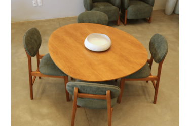 Mesa Dara com Desing Orgânico em Lâminas de Madeira Maciça