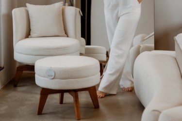 Poltrona Agnes Giratória com Pés em Madeira Maciça