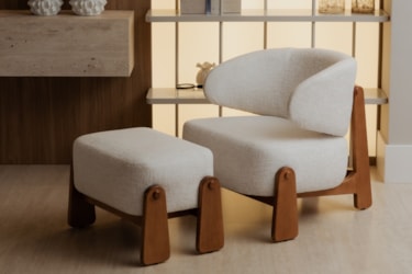 Poltrona Áurea em Madeira Maciça e Design Curvo Orgânico