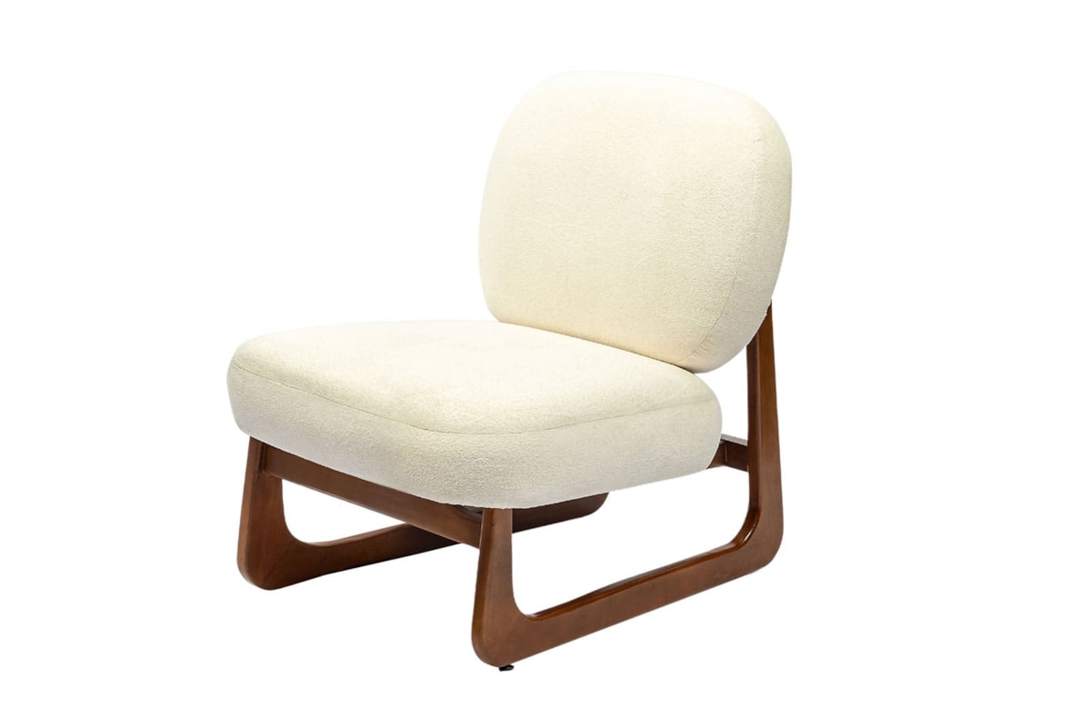 Poltrona Dafine em Madeira Maciça e Design Curvo