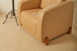 Poltrona Duna Compacto com Design Minimalista e Pés em Madeira Maciça