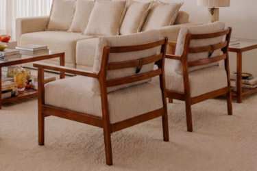 Poltrona Ioná em Madeira Maciça e Encosto com Almofada Solta