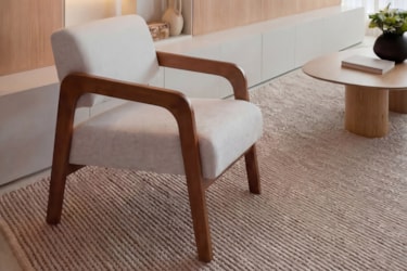 Poltrona Mavi com Braços em Madeira Maciça