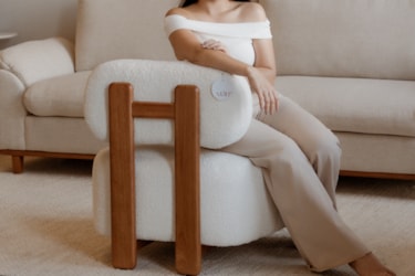 Poltrona Natalie em Madeira Maciça com Encosto e Assento Estofados