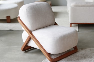 Poltrona Ondele em Madeira Maciça com Assento e Encosto Estofados