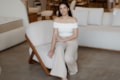 Poltrona Ondele em Madeira Maciça e Design Moderno