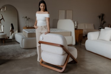 Poltrona Ondele em Madeira Maciça e Design Moderno