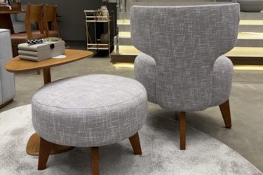 Pronta Entrega - Poltrona Giratória + Puff Serene