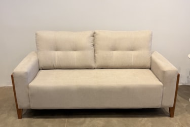 Pronta Entrega - Sofá Luma 3 Lugares com Pés e Detalhe no Braço em Madeira Maciça