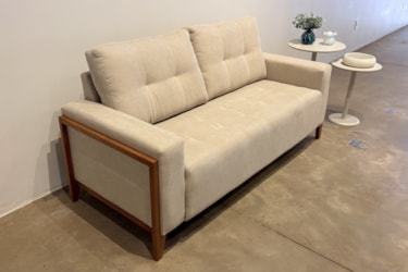 Pronta Entrega - Sofá Luma 3 Lugares com Pés e Detalhe no Braço em Madeira Maciça