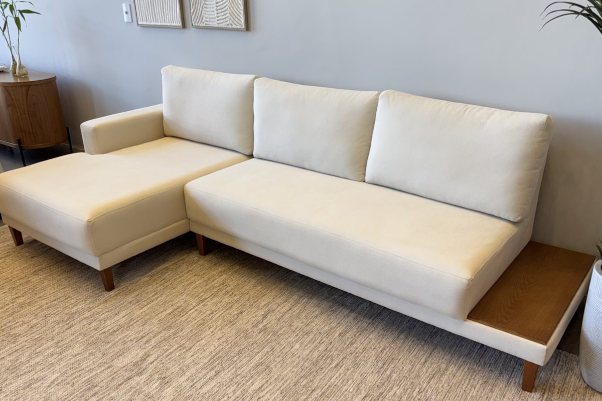 Pronta entrega - Sofá Meg com Chaise e Mesinha Lateral