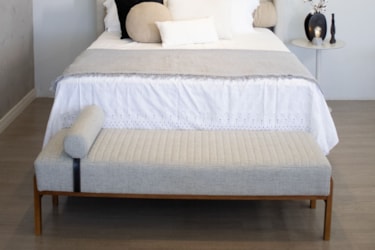 Recamier Kaleb com Detalhes em Couro em Madeira Maciça e Almofada Redonda