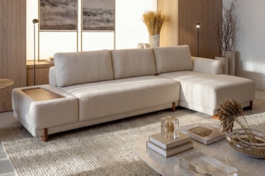 Sofá Capri 3 Lugares com Chaise e Mesinha Lateral em Madeira Maciça