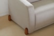 Sofá Duna 3 Lugares Compacto com Design Minimalista e Pés em Madeira Maciça