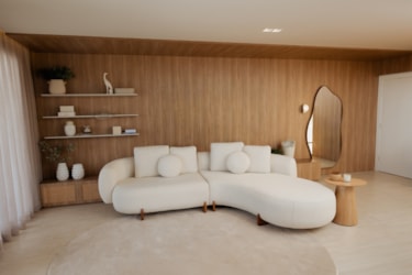 Sofá Vicenza com Design Orgânico e Pés em Madeira Maciça